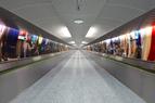 Gigantisches Kunstwerk von Martin Liebscher schmückt Fluggasttunnel am Flughafen Frankfurt