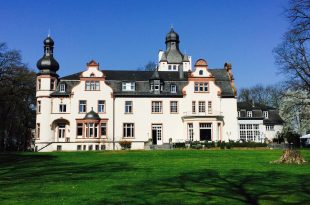 Spendenübergabe an Trauma Aid im Gezeiten Haus Schloss Eichholz  