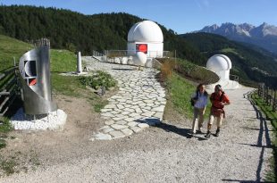 Auf Tuchfühlung mit Saturn und Venus: Neuer Audioguide leitet durch Südtirols Sternendorf