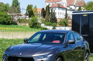 Pferdeanhänger-Zugfahrzeug Maserati Levante auf Mit-Pferden-reisen  